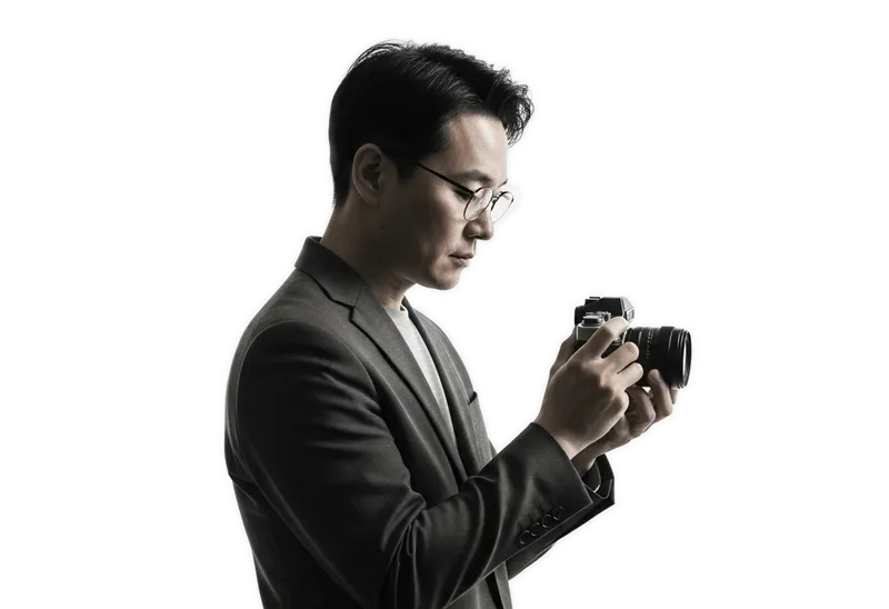 전문가용 카메라를 들고 있는 사진 작가의 모습