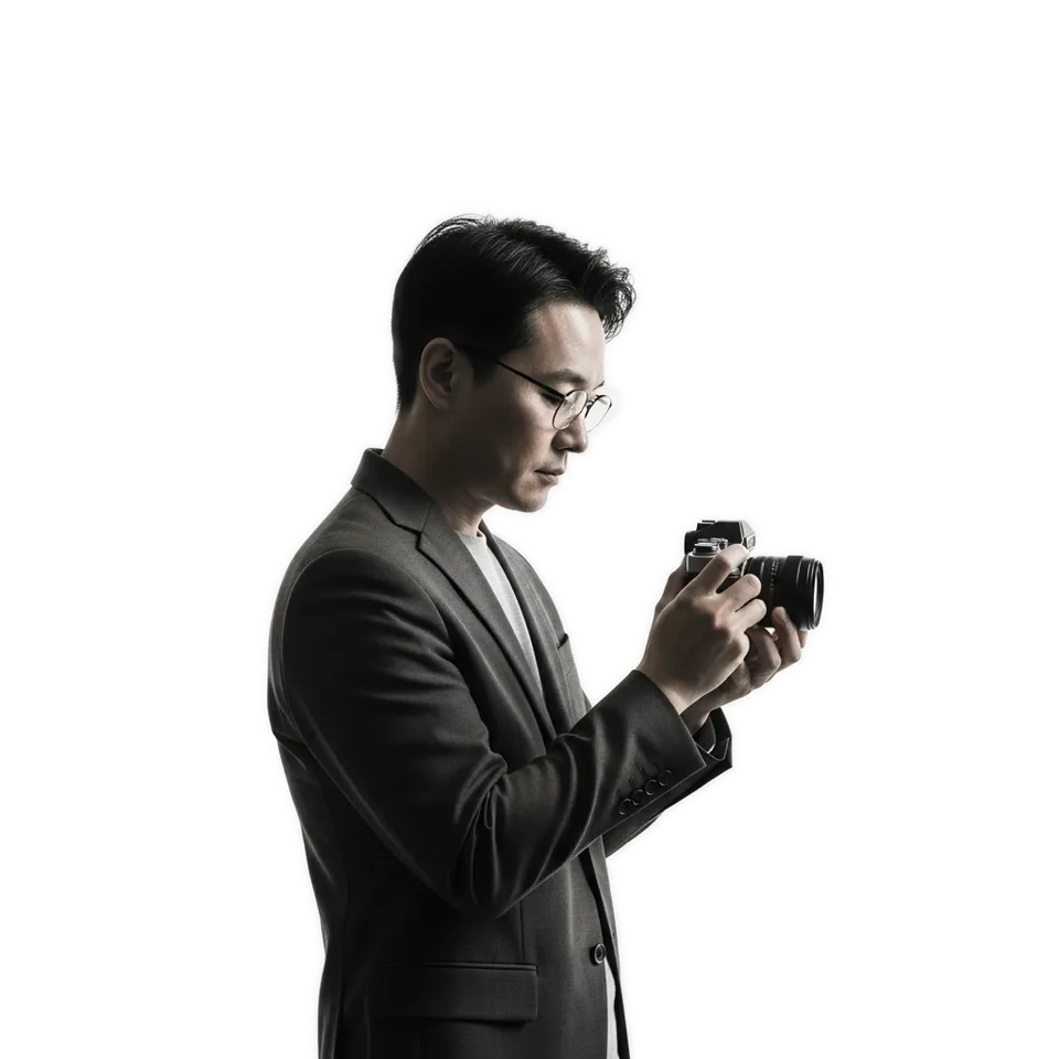 전문가용 카메라를 들고 있는 사진 작가의 모습